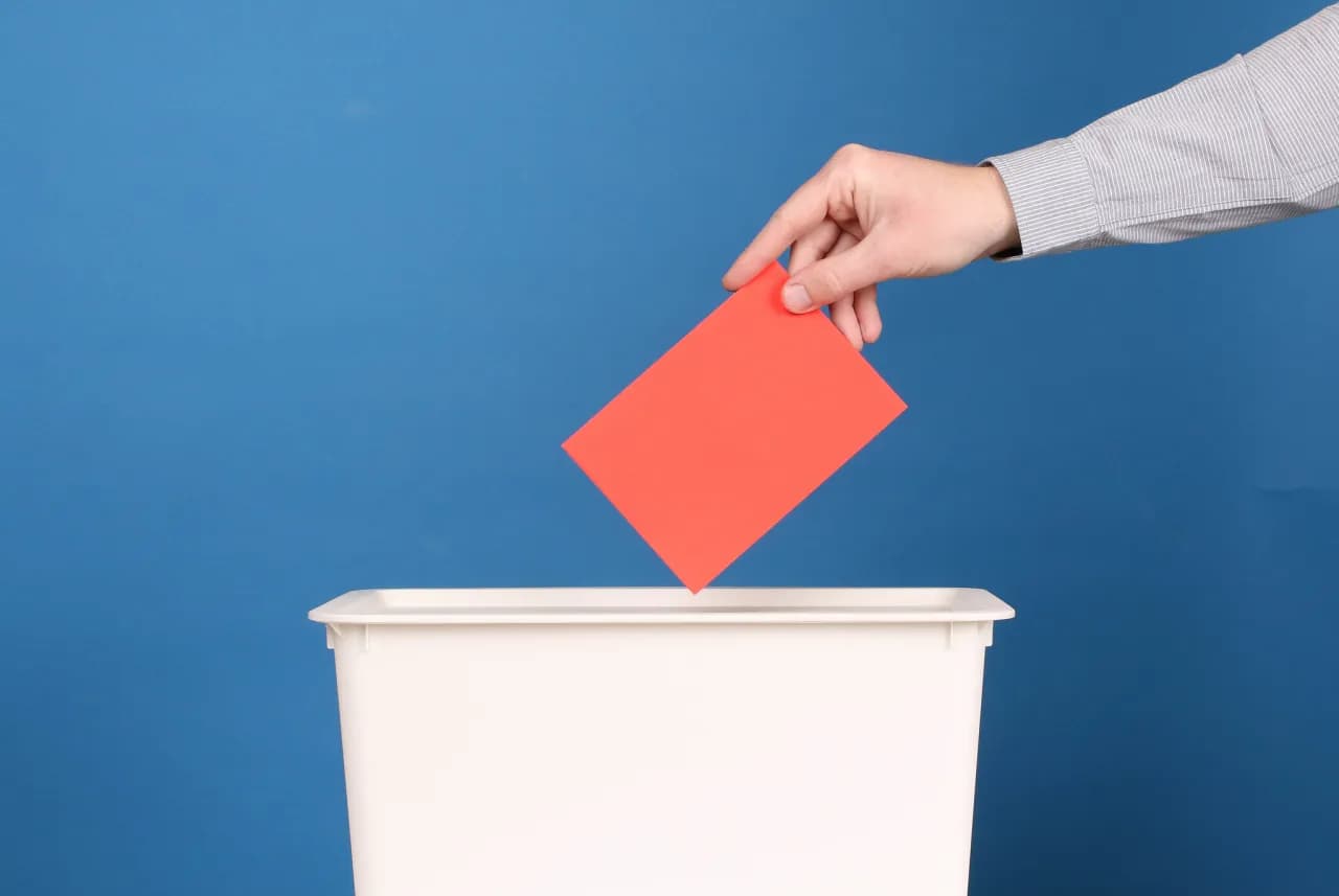 Demokracja semibezpośrednia: jak zmienia sposób podejmowania decyzji