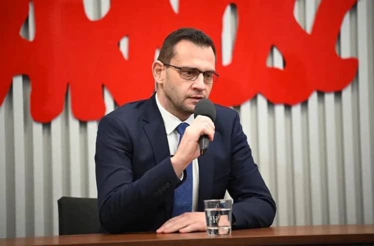 Solidarność: lewica czy prawica? Odkryj polityczne dylematy ruchu