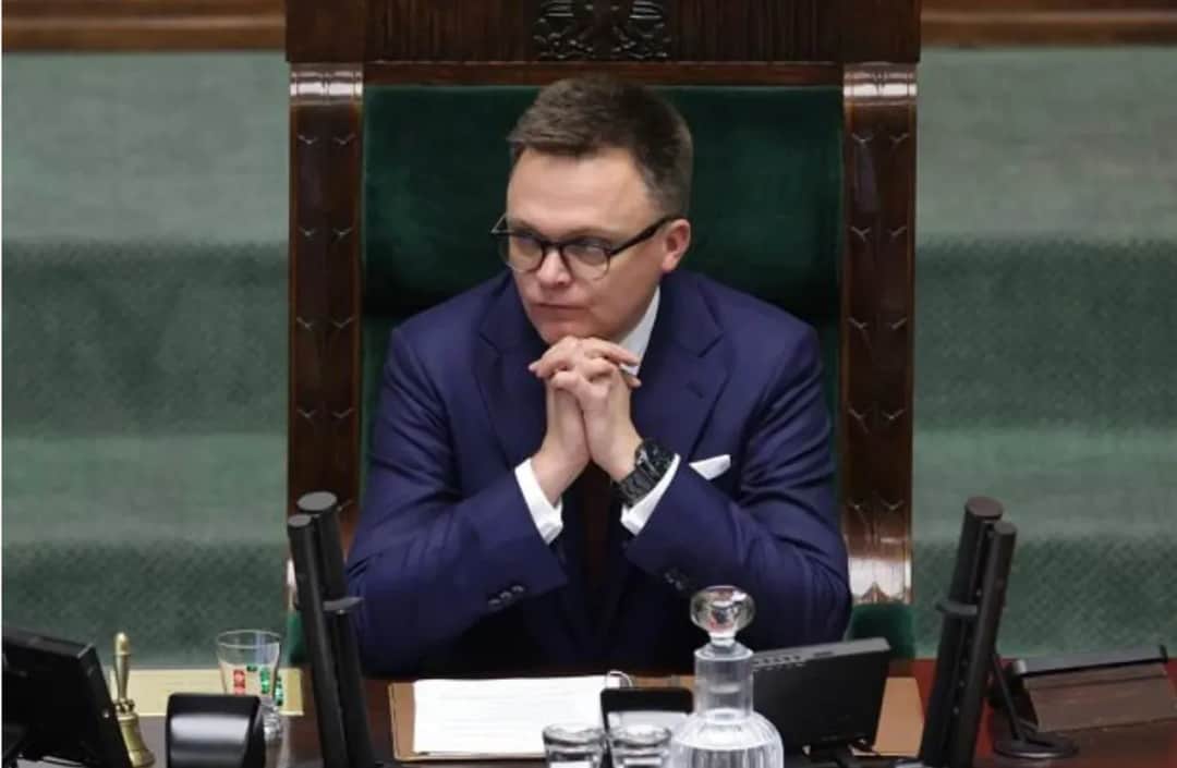 Czy Szymon Hołownia był księdzem? Prawda o jego drodze duchowej